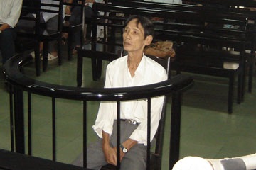 Lĩnh 6 tháng tù vì hành hung Chủ tịch LĐLĐ tỉnh - 1 Lĩnh 6 tháng tù vì hành hung Chủ tịch LĐLĐ tỉnh - 1