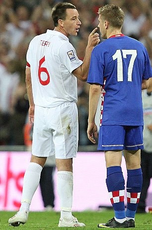 Terry tố cáo việc bị tiền đạo Croatia “phun mưa” - 1 Terry tố cáo việc bị tiền đạo Croatia “phun mưa” - 1