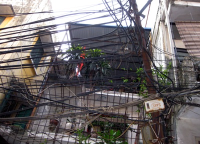 Cột đèn mỏng manh “gánh” hàng trăm “mạng nhện” - 1