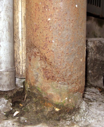 Cột đèn mỏng manh “gánh” hàng trăm “mạng nhện” - 2