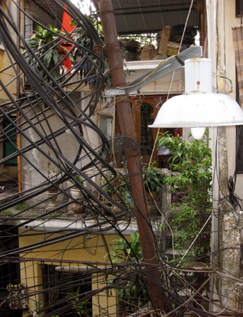 Cột đèn mỏng manh “gánh” hàng trăm “mạng nhện” - 3