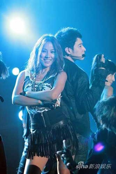 Lee Hyori “hút hồn” giới săn tin Trung Quốc - 4