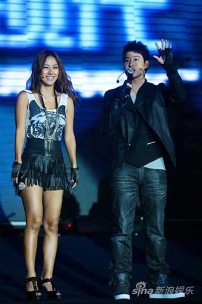 Lee Hyori “hút hồn” giới săn tin Trung Quốc - 6