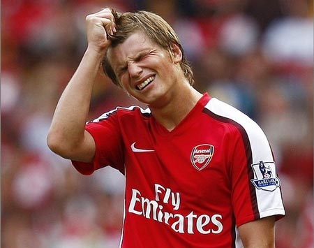 Arsenal “mất đứt” Arshavin lẫn “lá chắn” Djourou - 1 Arsenal “mất đứt” Arshavin lẫn “lá chắn” Djourou - 1