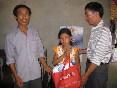 Quà nhân ái tiếp tục đến với cháu Nguyễn Thị Hòa - 1