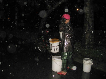 Lướt thướt mưu sinh trong mưa - 5