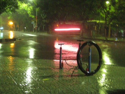 Lướt thướt mưu sinh trong mưa - 1