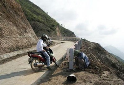Xe khách lao xuống ta luy âm sâu hơn 9 mét - 1 Xe khách lao xuống ta luy âm sâu hơn 9 mét - 1