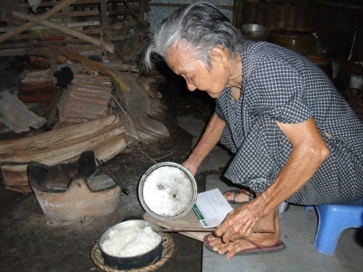 Cụ bà “thèm chết” và tấm Huy chương kháng chiến “để treo” - 2 Cụ bà “thèm chết” và tấm Huy chương kháng chiến “để treo” - 2
