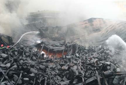 Vụ cháy xuyên đêm tại KCN Phú Thị thiêu rụi tiền tỷ   - 1