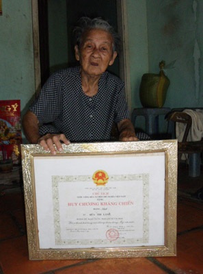 Cụ bà “thèm chết” và tấm Huy chương kháng chiến “để treo” - 1 Cụ bà “thèm chết” và tấm Huy chương kháng chiến “để treo” - 1