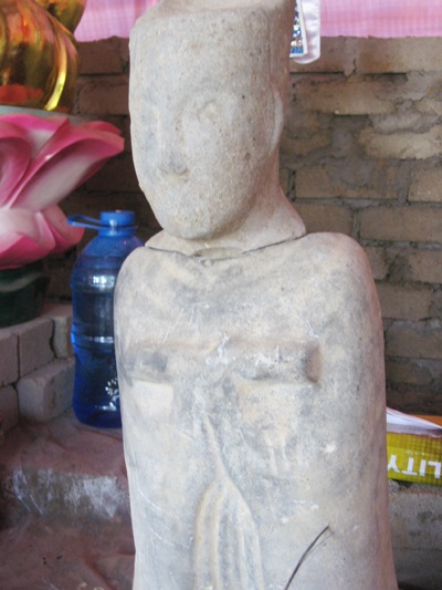 Phát hiện 8 pho tượng đá cổ - 1