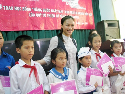 Học bổng của ca sỹ Mỹ Tâm đến xứ Nghệ - 4 Học bổng của ca sỹ Mỹ Tâm đến xứ Nghệ - 4