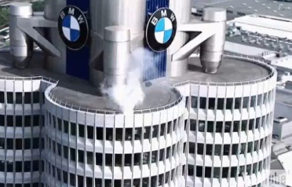 Pha trình diễn mô-tô “nghẹt thở” tại trụ sở BMW - 13 Pha trình diễn mô-tô “nghẹt thở” tại trụ sở BMW - 13