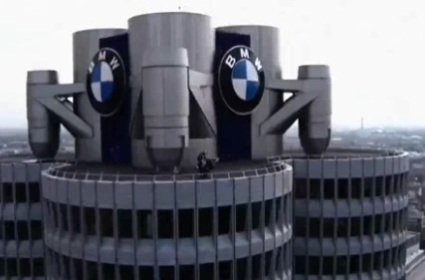 Pha trình diễn mô-tô “nghẹt thở” tại trụ sở BMW - 7 Pha trình diễn mô-tô “nghẹt thở” tại trụ sở BMW - 7