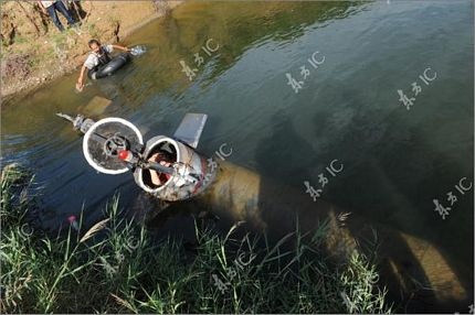Anh nông dân tự chế tạo tàu ngầm - 18 Anh nông dân tự chế tạo tàu ngầm - 18