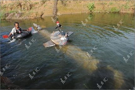 Anh nông dân tự chế tạo tàu ngầm - 17 Anh nông dân tự chế tạo tàu ngầm - 17