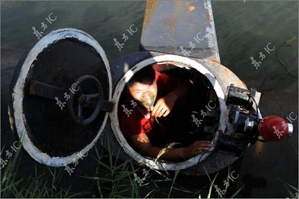 Anh nông dân tự chế tạo tàu ngầm - 2 Anh nông dân tự chế tạo tàu ngầm - 2