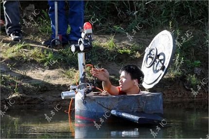 Anh nông dân tự chế tạo tàu ngầm - 1 Anh nông dân tự chế tạo tàu ngầm - 1