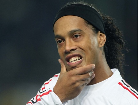 Chơi kém thuyết phục, Ronaldinho bị “ra rìa” - 1 Chơi kém thuyết phục, Ronaldinho bị “ra rìa” - 1