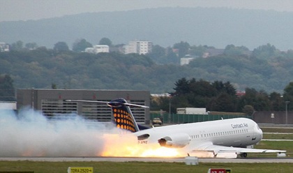 Máy bay Đức hạ cánh bằng bụng - 1