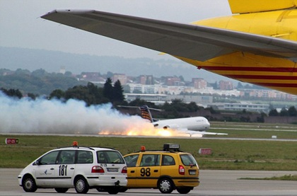 Máy bay Đức hạ cánh bằng bụng - 2