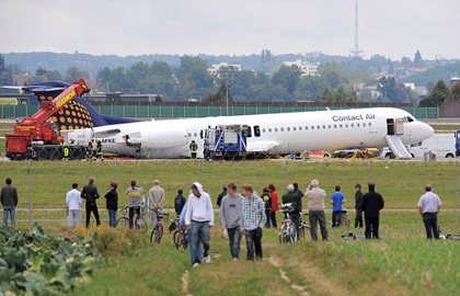 Máy bay Đức hạ cánh bằng bụng - 3