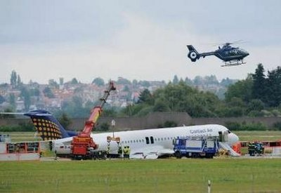 Máy bay Đức hạ cánh bằng bụng - 4