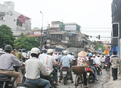 Giao thông hỗn loạn vì đèn chỉ dẫn mất điện - 1 Giao thông hỗn loạn vì đèn chỉ dẫn mất điện - 1