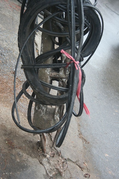 Dây viễn thông “vồ” người trên đường Trường Chinh - 4