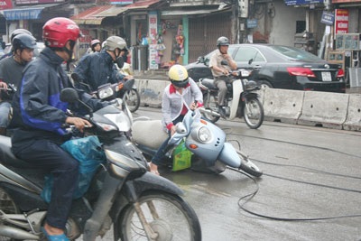 Dây viễn thông “vồ” người trên đường Trường Chinh - 3