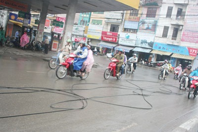 Dây viễn thông “vồ” người trên đường Trường Chinh - 1