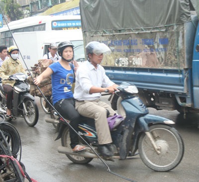 Dây viễn thông “vồ” người trên đường Trường Chinh - 2