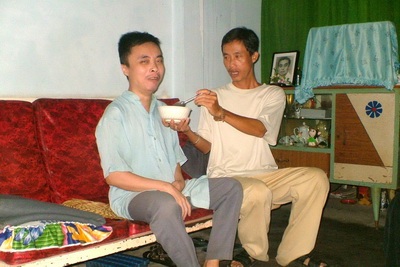 Nhọc nhằn gánh rau rong, nuôi mẹ già bệnh tật và em trai tâm thần - 1 Nhọc nhằn gánh rau rong, nuôi mẹ già bệnh tật và em trai tâm thần - 1