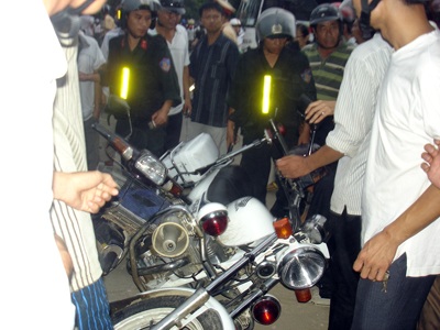 Cả phố náo loạn vì cho rằng CSGT đánh người - 1 Cả phố náo loạn vì cho rằng CSGT đánh người - 1