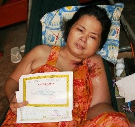 Nghẹn lòng trước cảnh con 5 tuổi chăm mẹ ung thư - 3 Nghẹn lòng trước cảnh con 5 tuổi chăm mẹ ung thư - 3