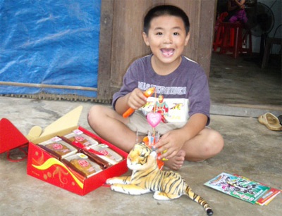 Quà nhân ái đến với cậu bé 5 tuổi chăm mẹ ung thư - 2 Quà nhân ái đến với cậu bé 5 tuổi chăm mẹ ung thư - 2