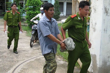 Khởi tố kẻ cưỡng bức vợ giữa đám đông - 1 Khởi tố kẻ cưỡng bức vợ giữa đám đông - 1