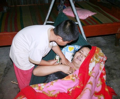 Giấc ngủ không tròn của bé 5 tuổi chăm mẹ ung thư - 1 Giấc ngủ không tròn của bé 5 tuổi chăm mẹ ung thư - 1