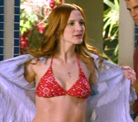 Ashlee Simpson "khoe" dáng với bikini đỏ - 1
