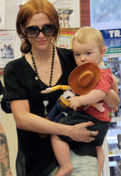 Ashlee Simpson "khoe" dáng với bikini đỏ - 10