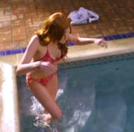 Ashlee Simpson "khoe" dáng với bikini đỏ - 3