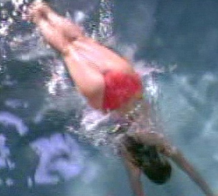 Ashlee Simpson "khoe" dáng với bikini đỏ - 4