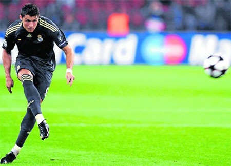 C. Ronaldo có cú sút phạt thành bàn đạt vận tốc 103km/h - 1