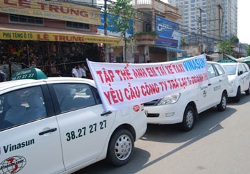 Hàng trăm tài xế taxi Vinasun đồng loạt đình công - 1 Hàng trăm tài xế taxi Vinasun đồng loạt đình công - 1