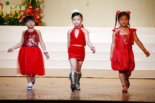 Ngắm siêu mẫu “nhí” trên sàn diễn - 8