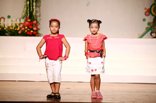 Ngắm siêu mẫu “nhí” trên sàn diễn - 4