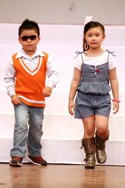 Ngắm siêu mẫu “nhí” trên sàn diễn - 2