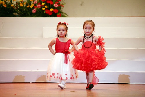 Ngắm siêu mẫu “nhí” trên sàn diễn - 12