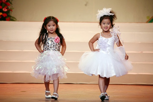 Ngắm siêu mẫu “nhí” trên sàn diễn - 9